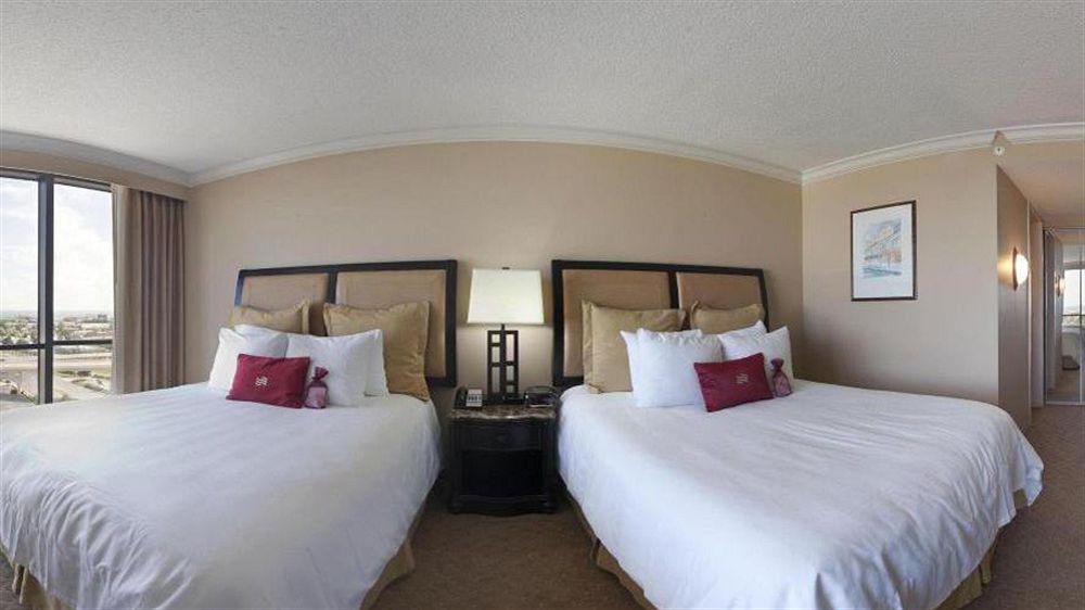 מלון Crowne Plaza Pensacola Grand מראה חיצוני תמונה